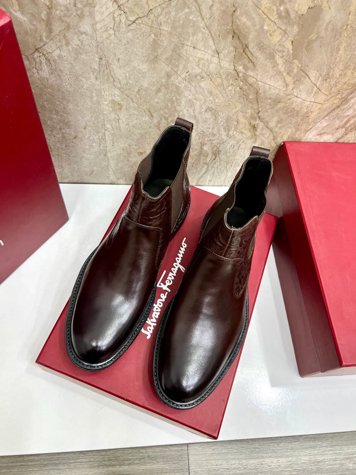 Original order quality: Men's shoes 💰700 Brand: Ferragamo (Ferragamo) One size larger: Men's size 38-44 (45 customized) Grade: Same style as the official website High-end men's shoes Material: Original cowhide, cowhide lining, original outsole Style category: Chelsea men's boots Fashion trend Color: Actual picture